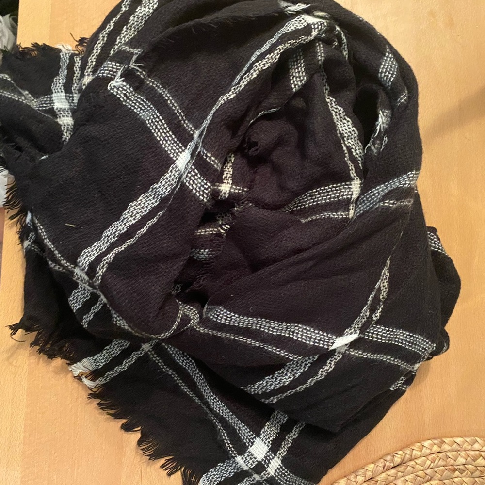 OLD NAVY BLACK WHITE PLAID BLANKET SCARF